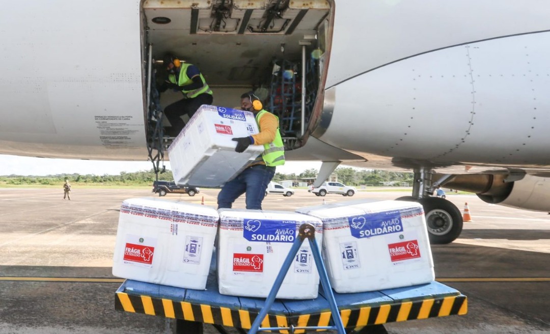 Acre recebe 48.250 mil doses de Astrazeneca para iniciar maior operação de vacinação contra a Covid-19 no estado